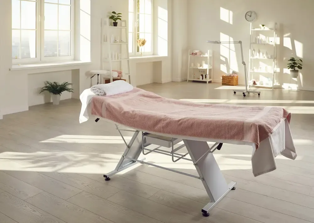 Heller und moderner Behandlungsraum in einer ästhetischen Klinik